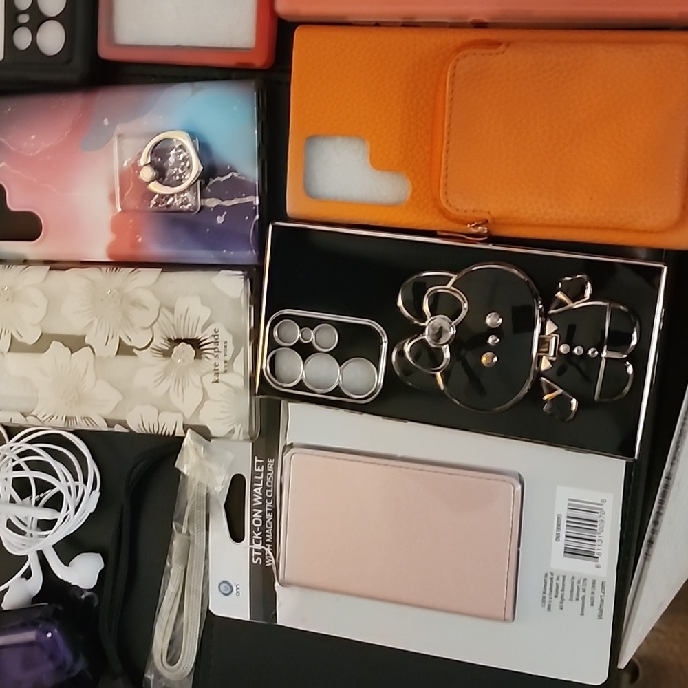 Samsung Galaxy S22 Ultra Assorted Phone Cases and Accessories. Selling Together - Picture 3 of 4